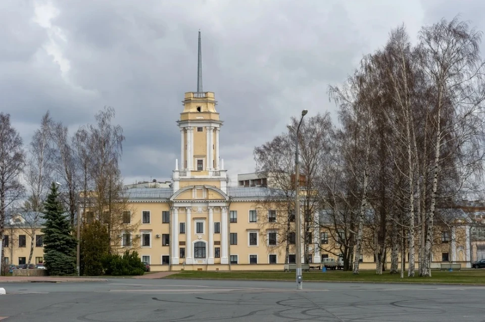 В Петербурга начали сносить здание Научно-исследовательского морского института связи и телемеханики на территории выставочного комплекса «Ленэкспо».