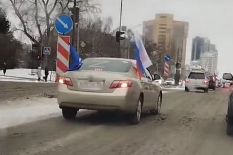 В автопробеге приняли участие больше десятка машин. Фото: скриншот из видео