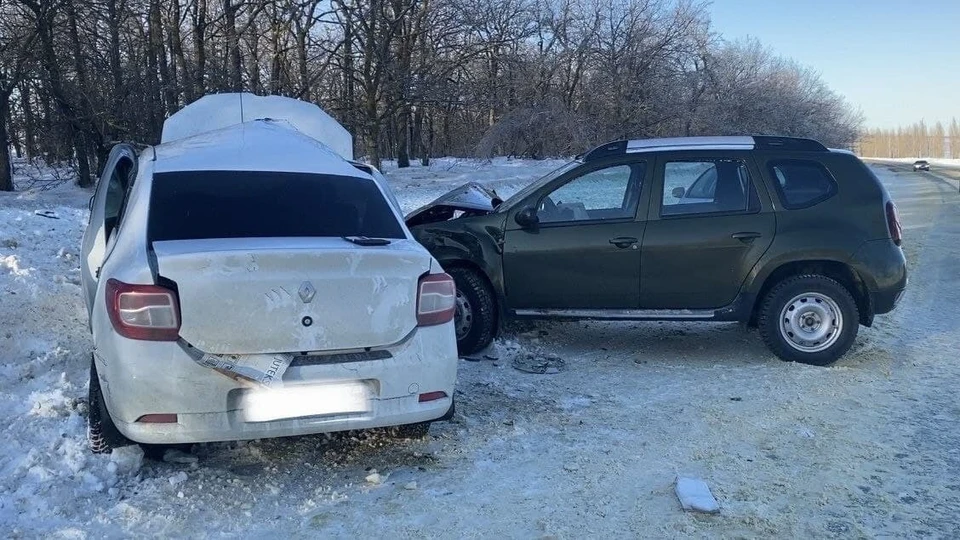 Автомобили столкнулись у памятника водителю