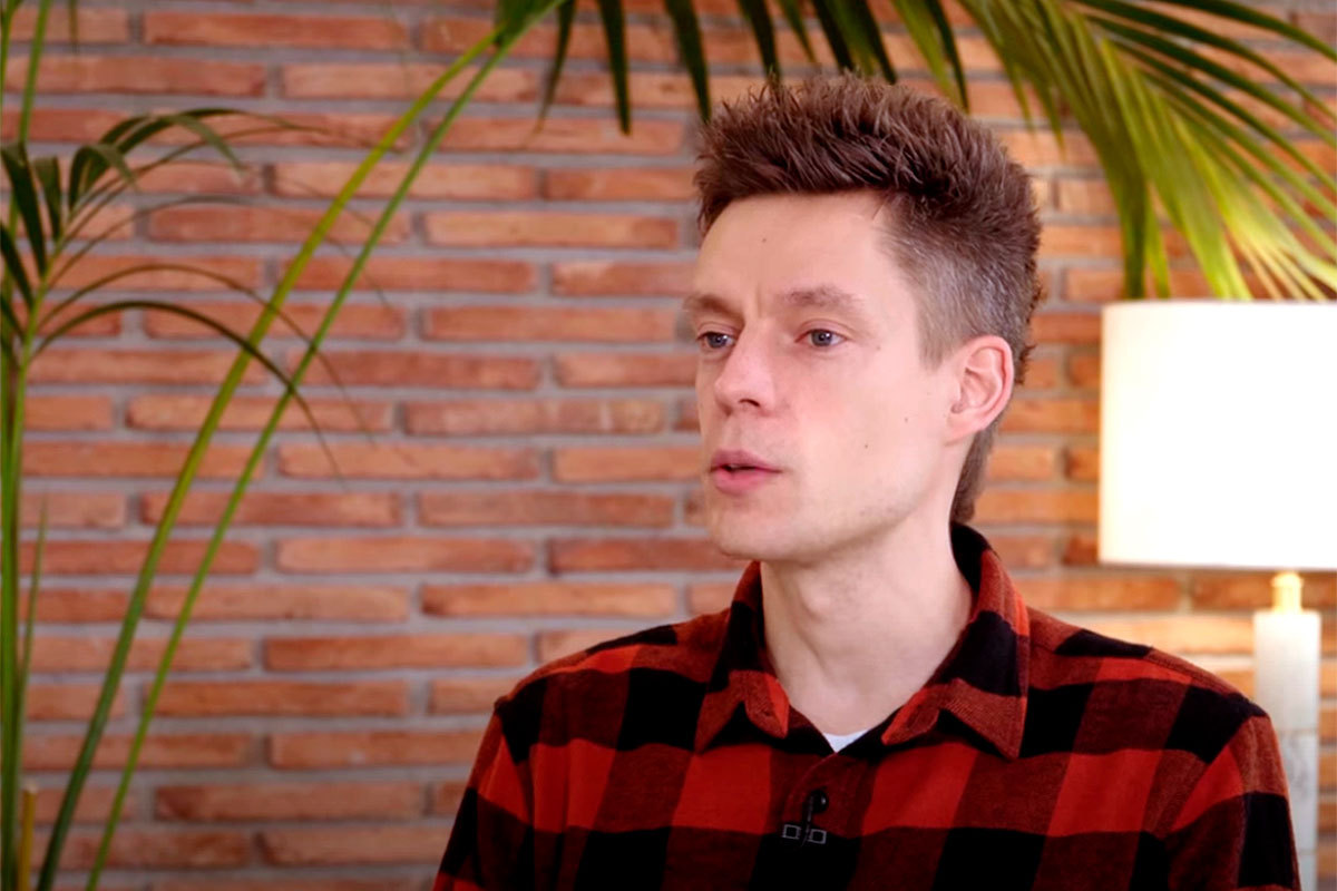Юрий Дудь теперь ведет свой канал из Испании.