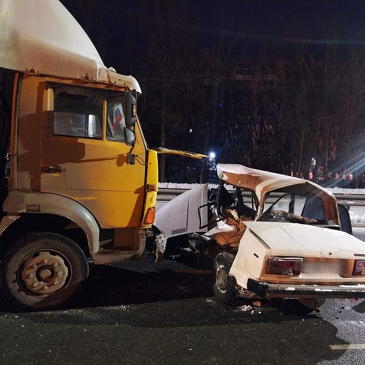 В Челябинске легковушка залетела под КамАЗ, погиб водитель - KP.RU