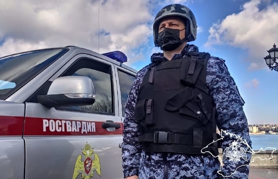 Росгвардейцы задержали дебошира и передали его полиции. Фото: пресс-служба Росгвардии по Республике Крым и городу Севастополю