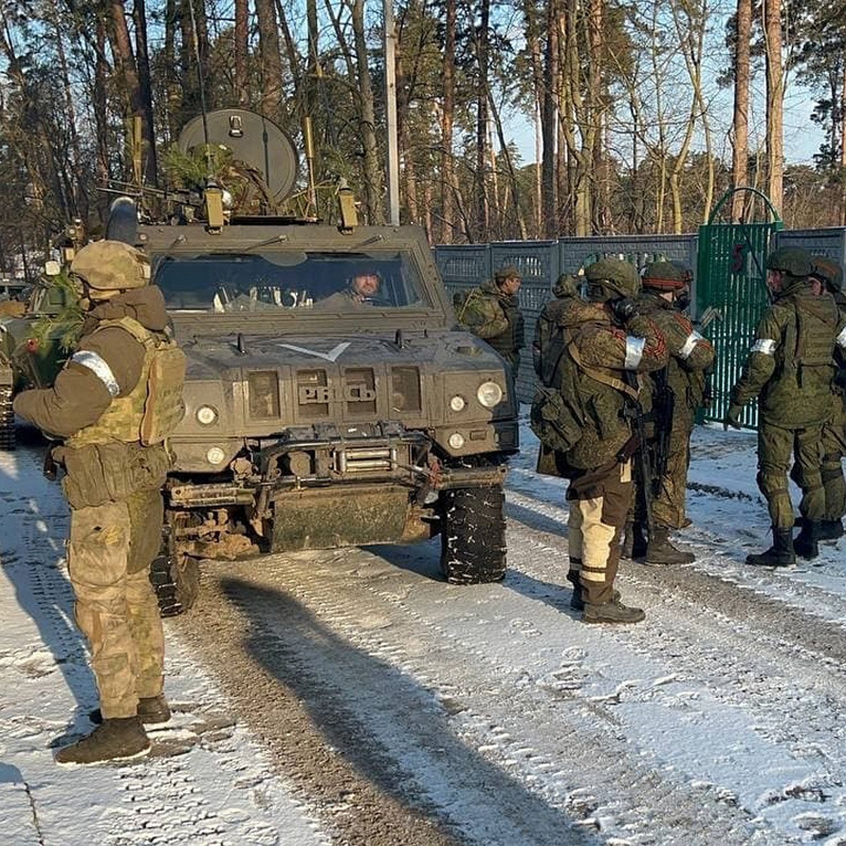 Виктор Литовкин: Наши повязывали ленты во время второй чеченской,  американцы косынки — во Вьетнаме - KP.RU