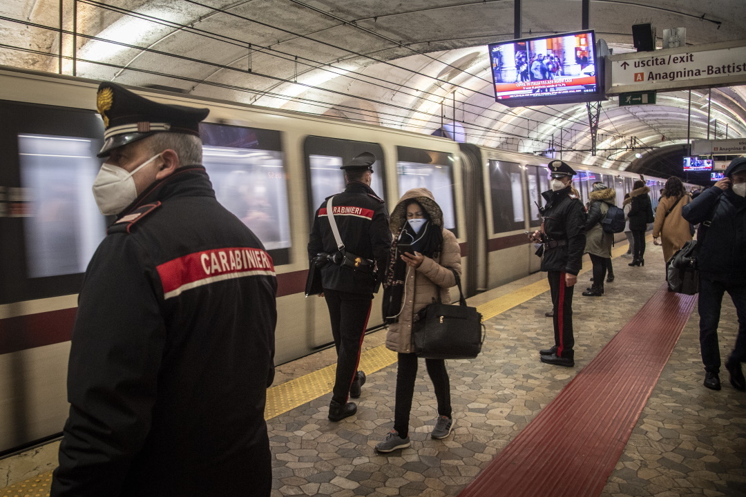 Вечерние подработки метро. Метро в Риме. Работа в метрополитене. Время работы метро Рим. В Риме закрыли метрополитен 17 сентября.