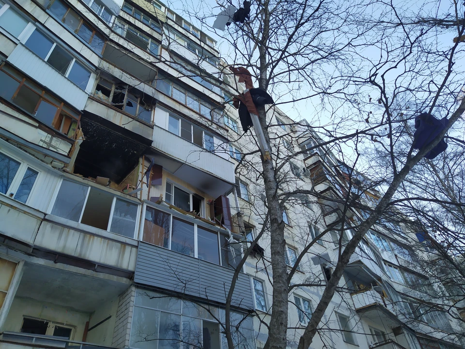 В квартире выбило балкон