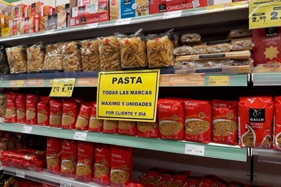 Шёл 10-й день санкций: в испанских магазинах продают по 5 пачек макарон в одни руки.