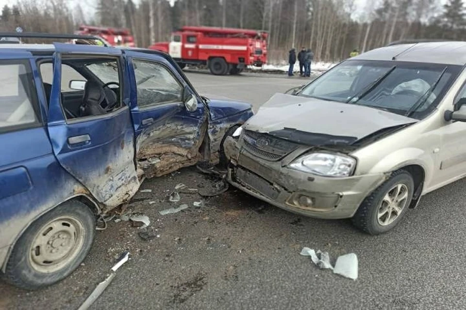 При столкновении серьезно пострадали и сами автомобили. Фото: vk.com/gibdd43
