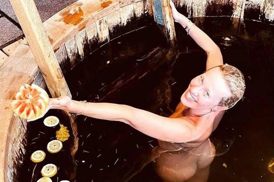 Ксения Собчак удачно начала год — после бани нырнула голая в бочку