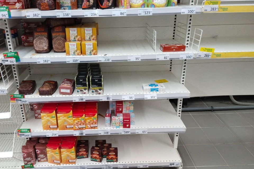 В магазинах полки, где был сахар, опустели.