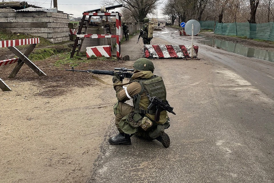 В сеть попало видео уличных боев под Мариуполем.