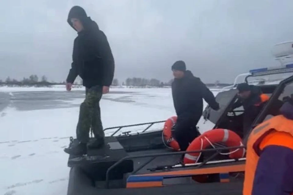 Подростков на аэролодке довезли с острова на берег