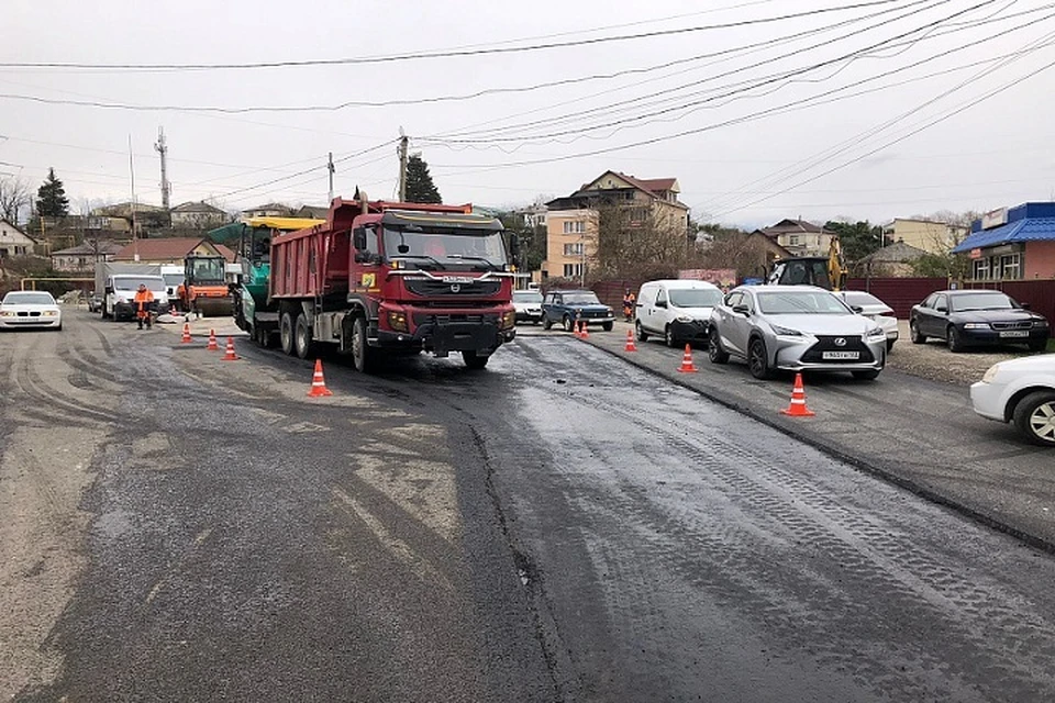 В Сочи рабочие приступили к ремонту дорожных покрытий. Фото: пресс-служба администрации Сочи