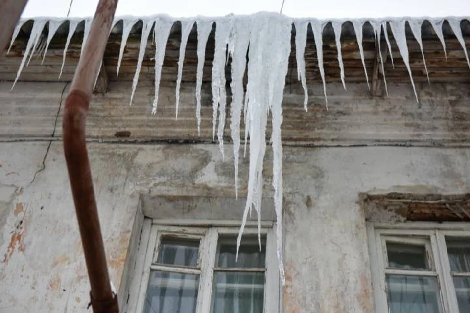 Кировчан просят не ходить под крышами зданий, где возможен сход снега и льда. Фото: admkirov.ru