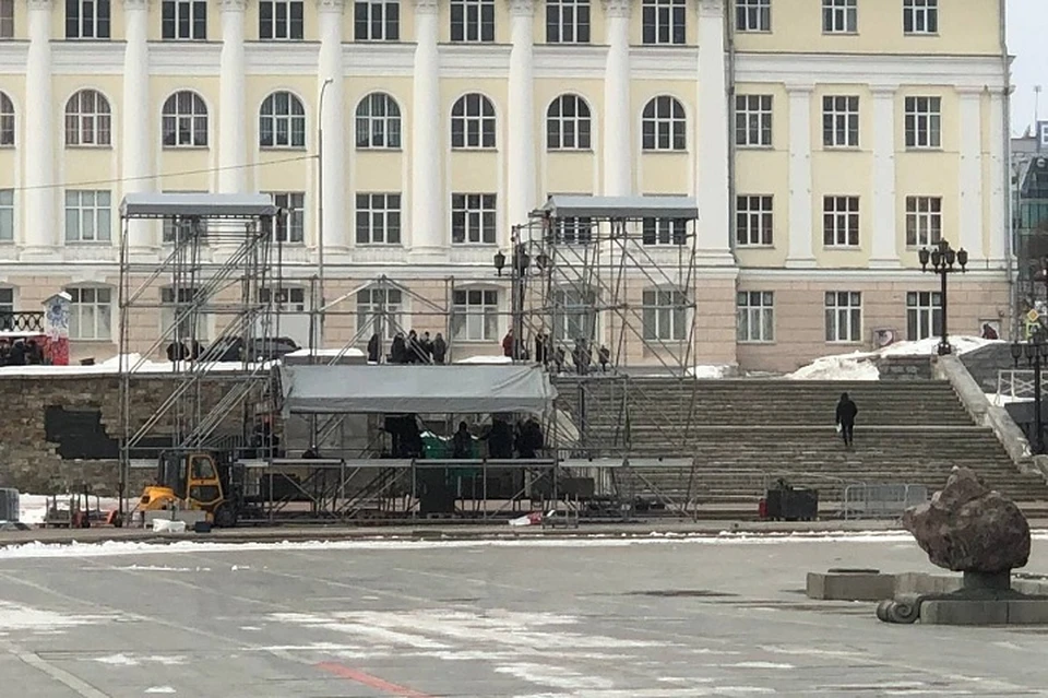 Сцену для концерта установили днем, 18 марта Фото: telegram-канал «Квартал Миллионеров»