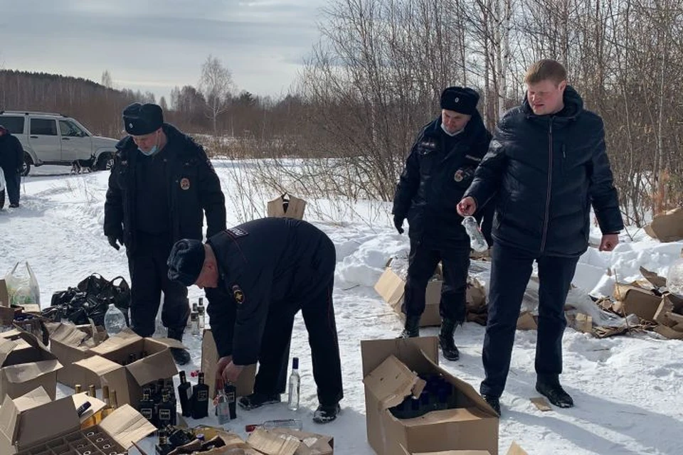 Всего на свалке лежало 300 бутылок водки и коньяка. Полиция отправила их на исследование. Фото: предоставлено Дмитрием Чукреевым