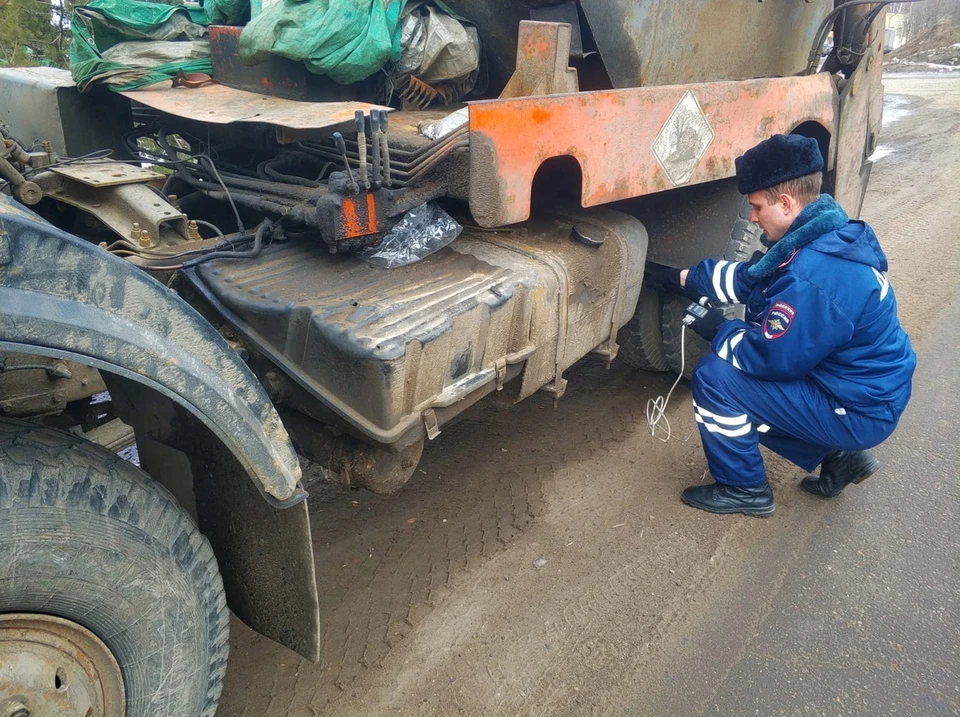 Большегрузы проверяют на дымность Фото: УГИБДД России по Тверской области