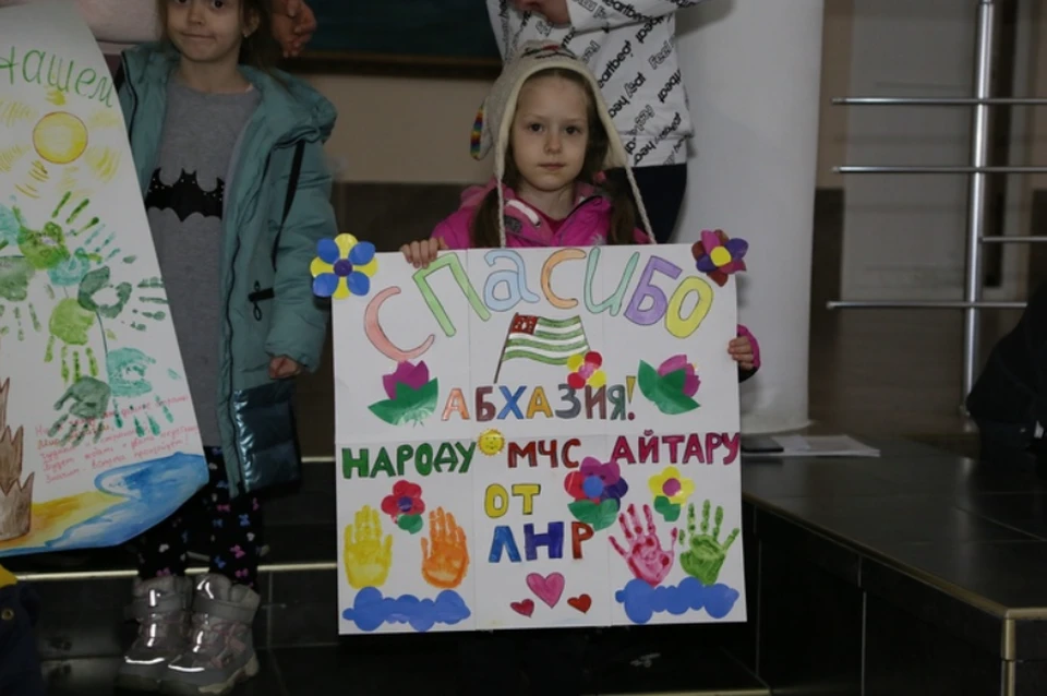 Самые маленькие участники путешествия наперегонки спешили поделиться эмоциями с родственниками. Фото: МЧС ЛНР