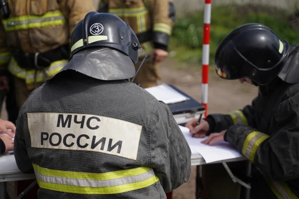 Сгорела крыша крытого двора, внутри обгорел автомобиль ВАЗ 2131 2000 года выпуска.