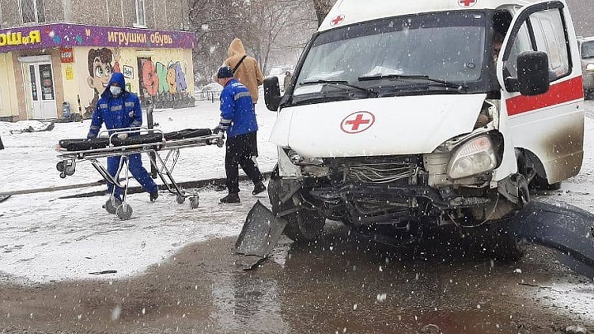 В Екатеринбурге легковушку отбросило на пешеходов после столкновения со  «скорой» - KP.RU