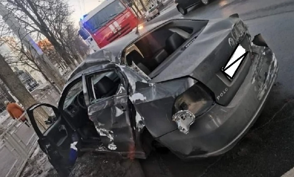 Автомобиль выглядит так, как будто им поиграли в футбол. Фото: ОГИБДД г.Вологда.