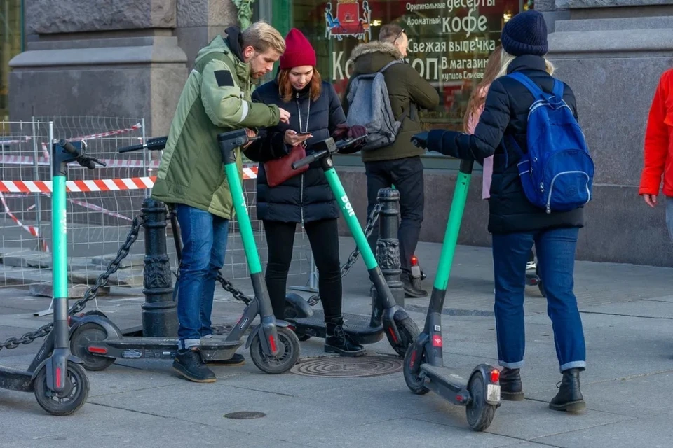 Электросамокаты запретили оставлять в 15 метрах от остановок общественного транспорта и вестибюлей метро в Петербурге