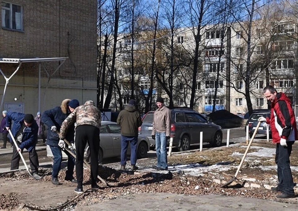 Весенние общегородские субботники проходят в Смоленске. Фото: пресс-служба администрации города.