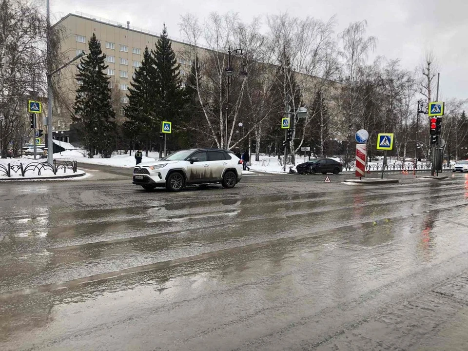 На улице Республики в Тюмени водитель отвлекся от движения и устроил ДТП.