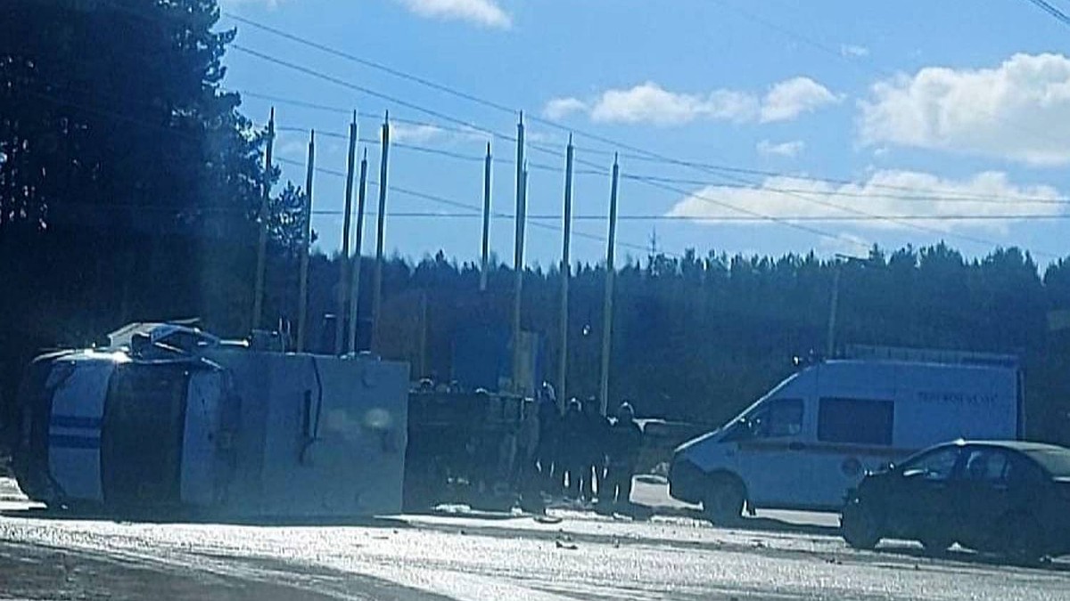 Появилось видео с места ДТП в Арзамасе, где перевернулся полицейский  автозак - KP.RU