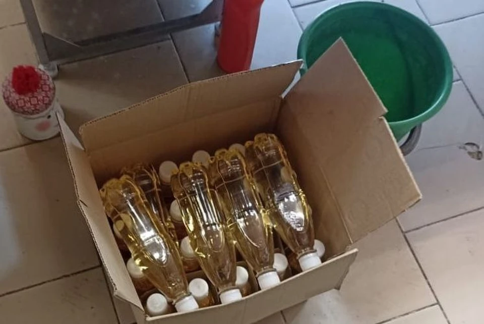 Участковые осмотрели весь магазин и изъяли 21 пластиковую бутылку объемом 0,5 литра с жидкостью светло-желтого цвета
