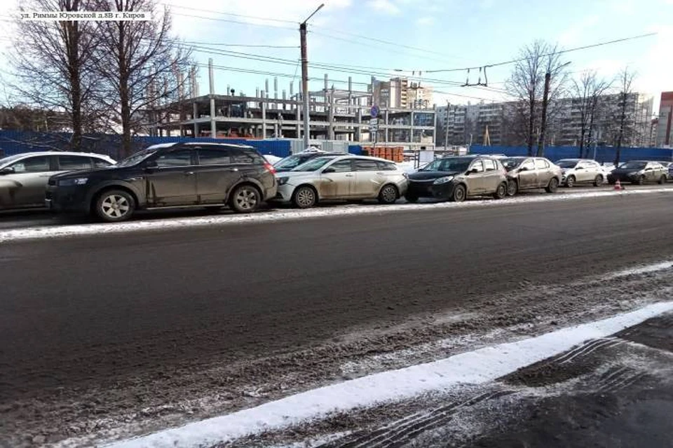 После столкновения автомобили выстроились в «паровозик». Фото: телеграм-канал ГИБДД Кировской области
