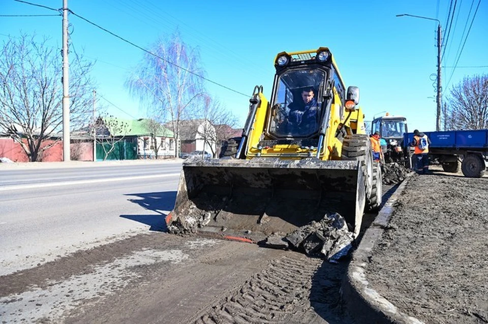 Сначала улицы обрабатываются вручную и с помощью погрузчиков.