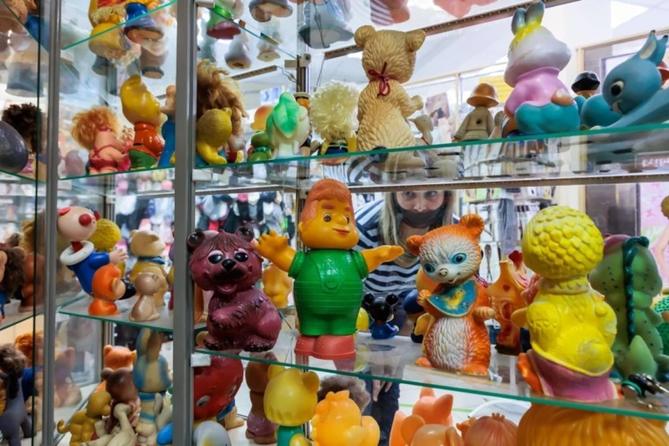 Новосибирец собрал в торговом центре коллекцию советских игрушек. Фото: Константин Кутузов\"ЧС-ИНФО"