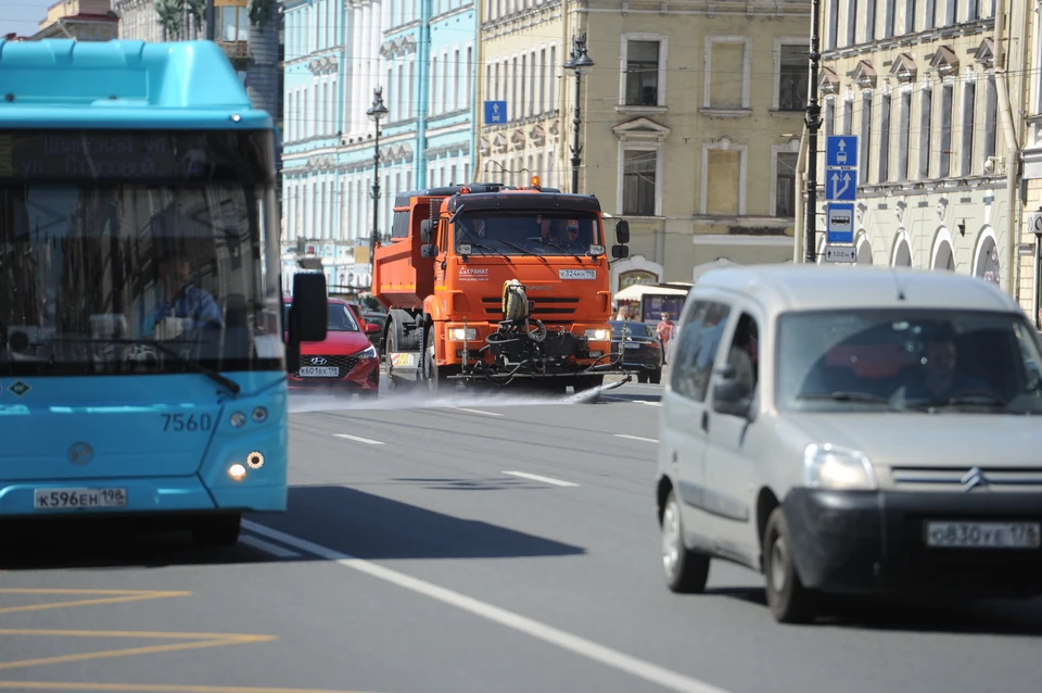 Новые синие автобусы - примета транспортной реформы в Петербурге.