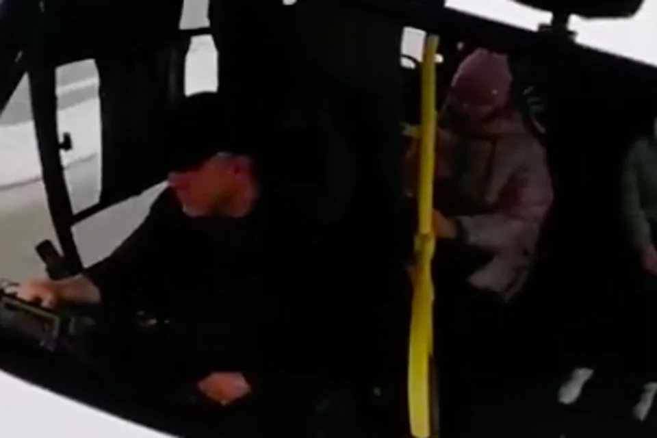 Водитель маршрутки занимался несколькими делами одновременно. Фото: стоп-кадр с видео.