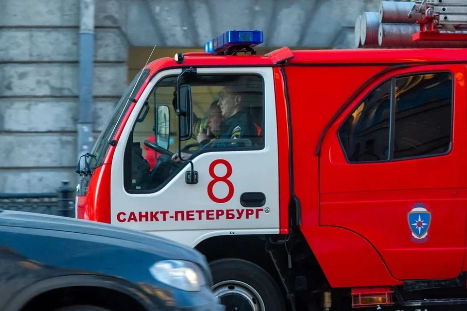 Очевидцы зафиксировали на камеру пожар во Фрунзенском районе Петербурга