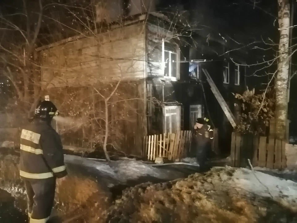 Сильный пожар случился в жилом бараке в Хабаровске