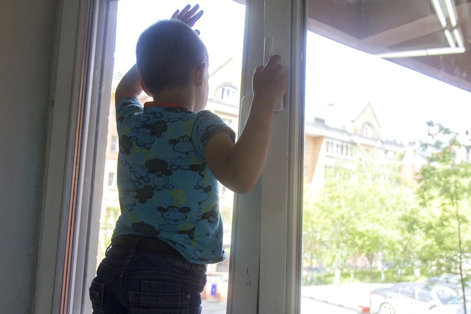 Новосибирцев напугал 6-летний мальчик, стоящий в открытом окне на 9-м этаже.