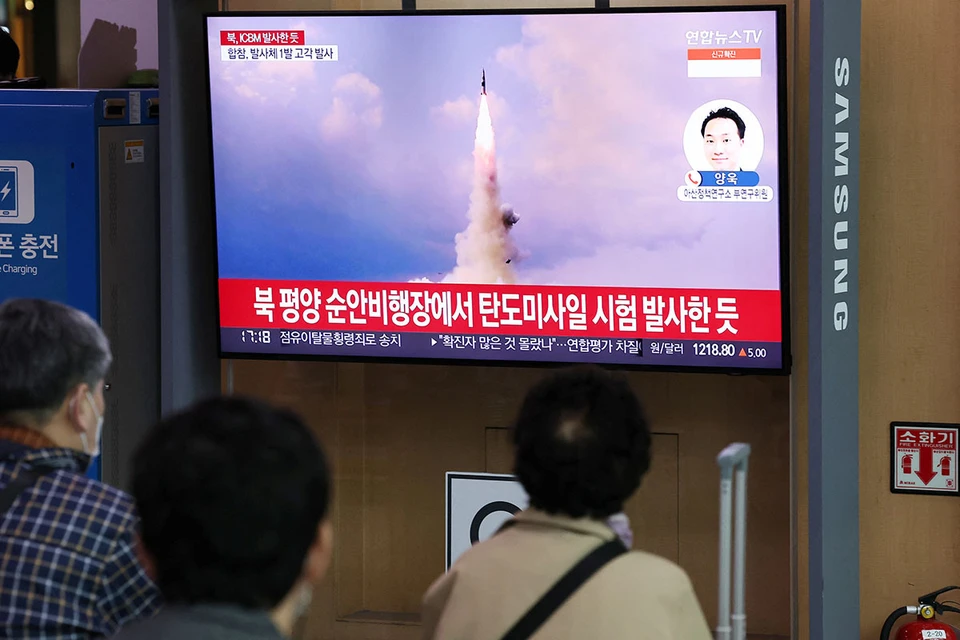 Пхеньян запустил межконтинентальную баллистическую ракету нового типа, которая находилась в полете более 71 минуты, преодолев расстояние около 1100 км и поднявшись на высоту свыше 6000 км.