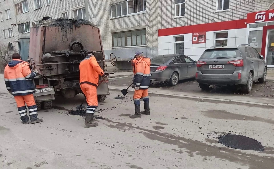 В Смоленске на улице Пригородная провели аварийный ремонт асфальта. Фото: пресс-служба МБУ «Дормостстрой».