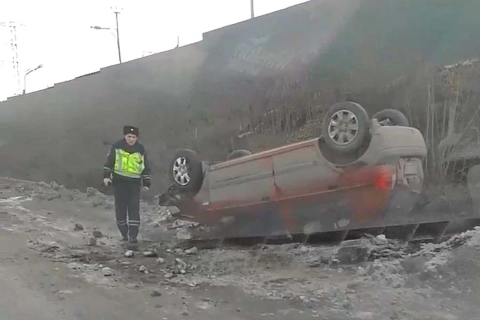 Водитель опрокинувшейся машины чудом не пострадал. Фото: vk.com/chp_chel