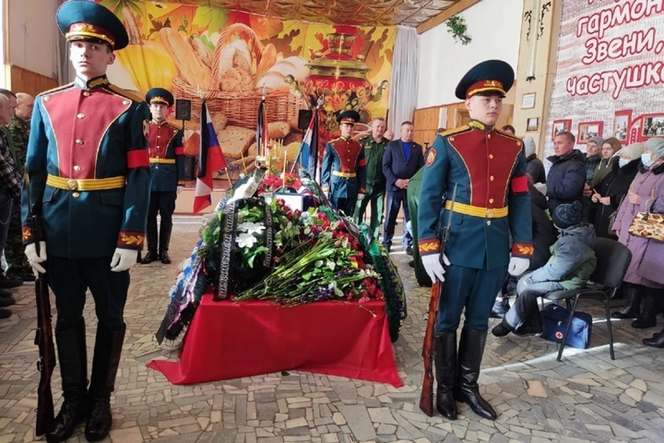 Военнослужащему, погибшему в ходе спецоперации в Донбассе, были оказаны все воинские почести. Фото: портал ProCHAD