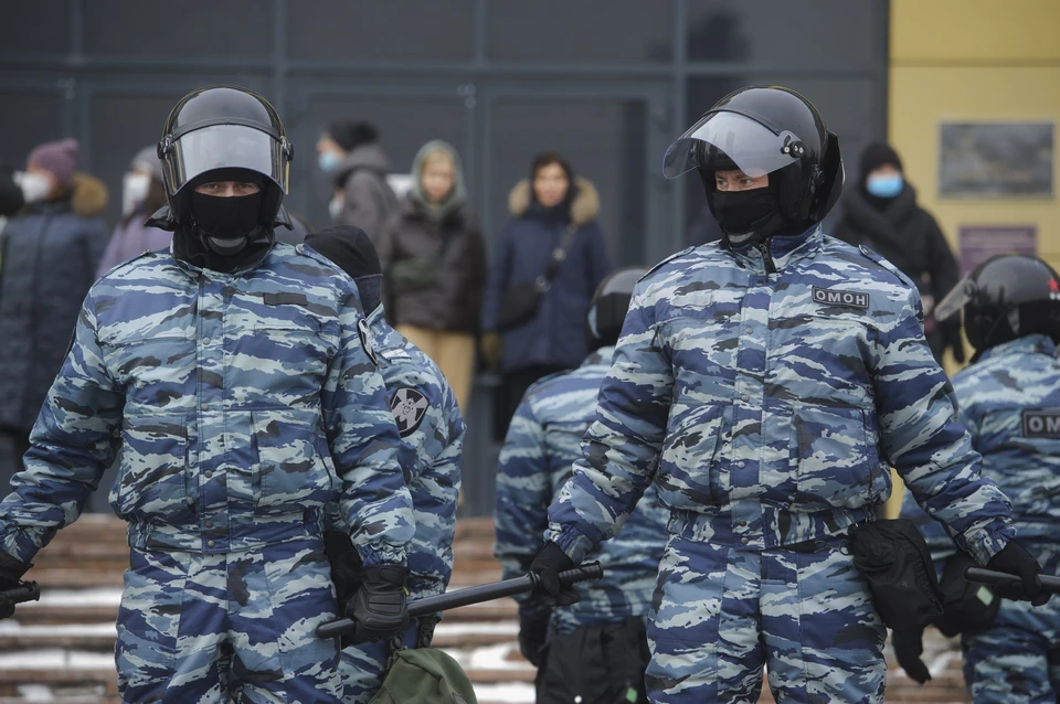 По словам екатеринбурженки, силовики никого не выпускали из баров