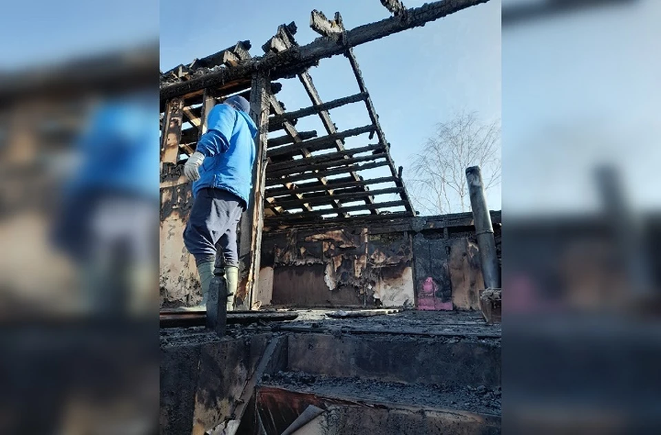 Первый этаж и крыша уничтожены огнем.