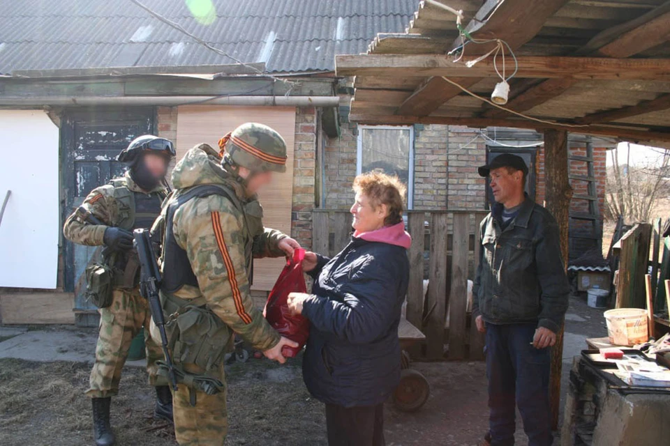 В одном из населенных пунктов Киевской области Украины росгвардейцы раздали продуктовые наборы местным жителям, которые пострадали от ударов ВСУ.