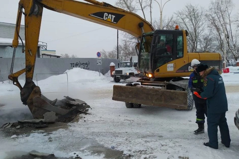 Коммунальная авария лишила холодной воды более 380 домов. Фото: МЧС 54