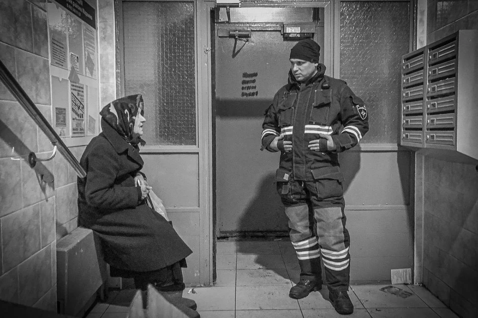 Пожилая женщина в Москве потеряла ключи от входной двери и не смогла попасть домой. Фото: предоставлены ОПСО "СпасРезерв"