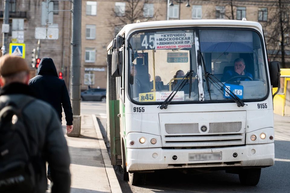 Водитель автобуса спб. Водитель автобуса. Маршрутный автобус. Автобусы СПБ. Автобусы в Питере.