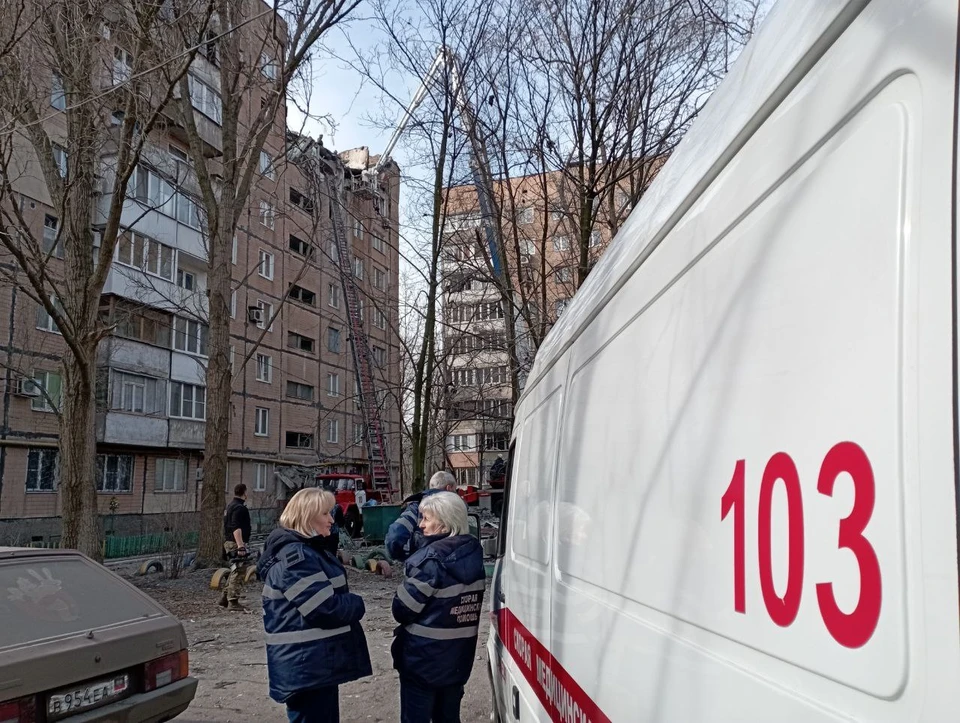 На месте ЧП также дежурят медики и полиция