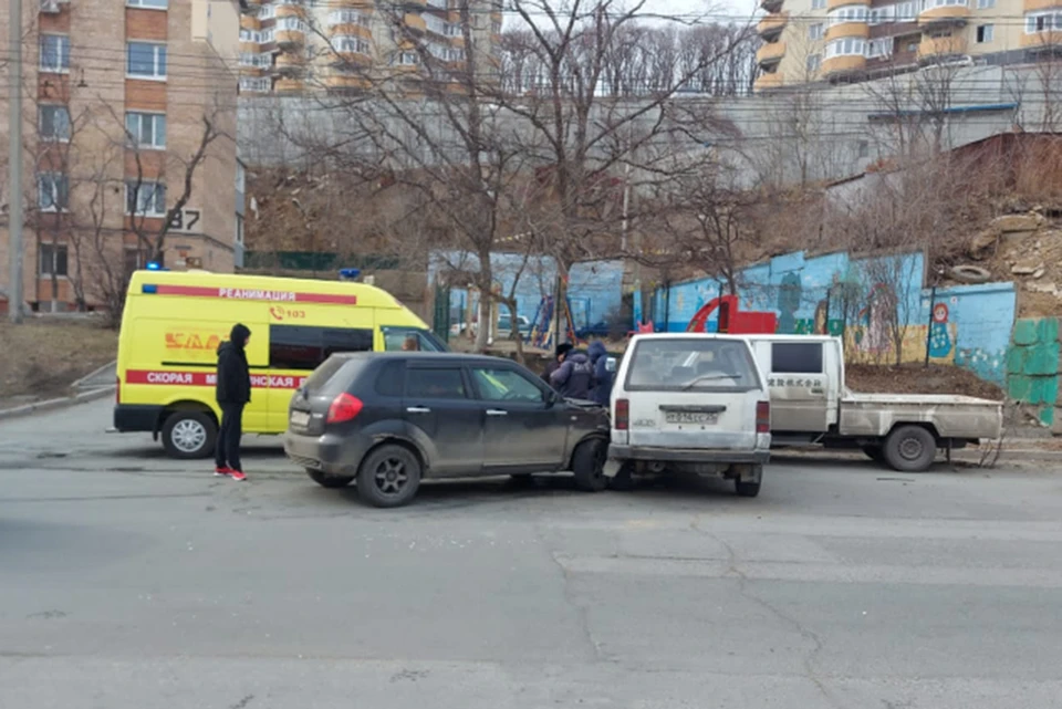 Полиция проверяет обстоятельства ДТП.