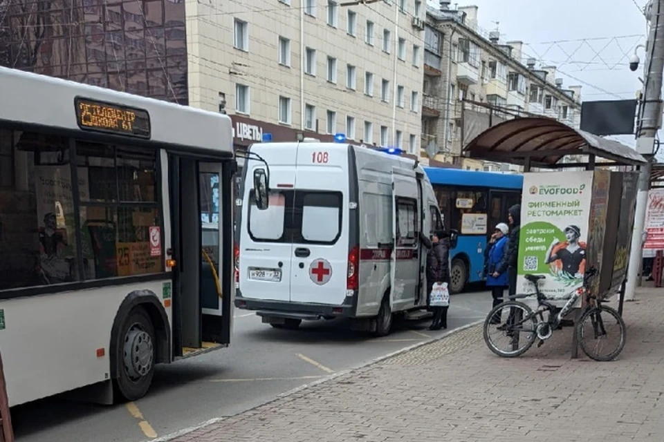 Заехал на остановку. Автобус и велосипедист.